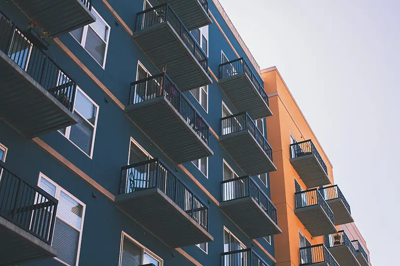 Dealing with Noisy Neighbours